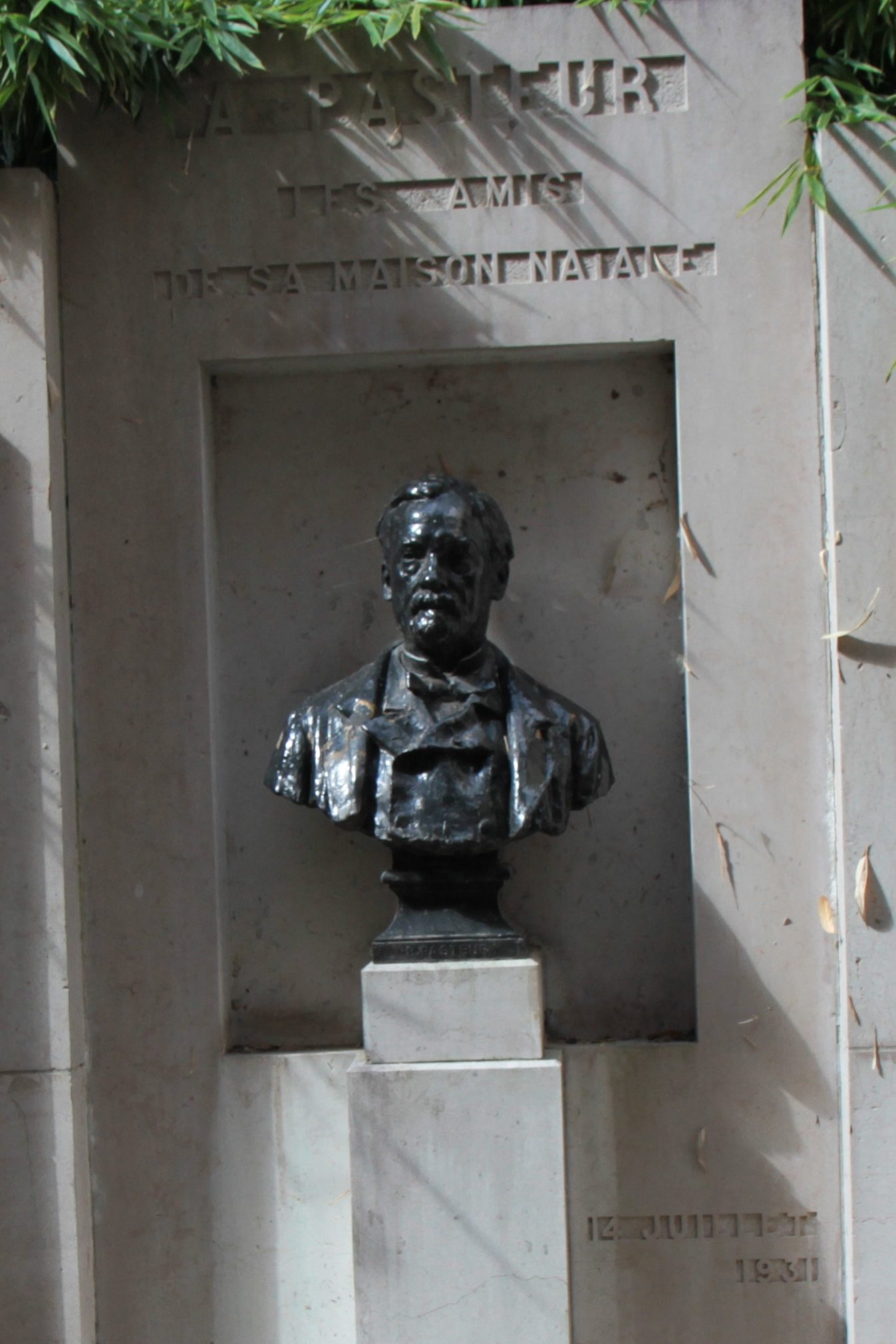 Pasteur%20bust%2C%20Louis%20Pasteur%27s%20birthplace%2C%20Dole%20%20-%2003.JPG